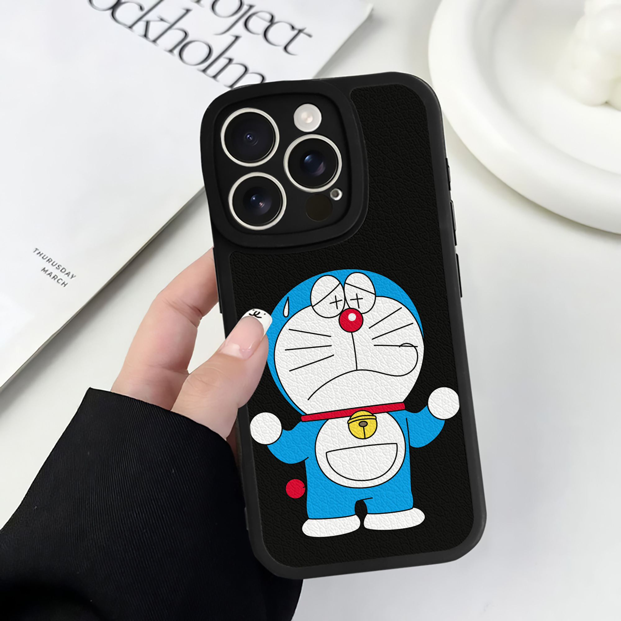 （画像用） ドラえもん Doraemon 【iPhone 16シリーズ対応】シリコンスマホケース（レザー調） 材質：シリコン
